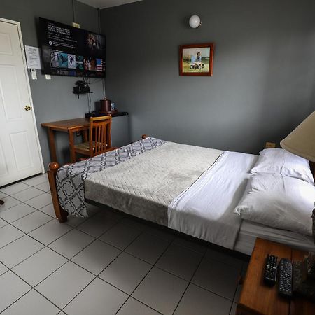 Airport Inn Piarco Eksteriør billede