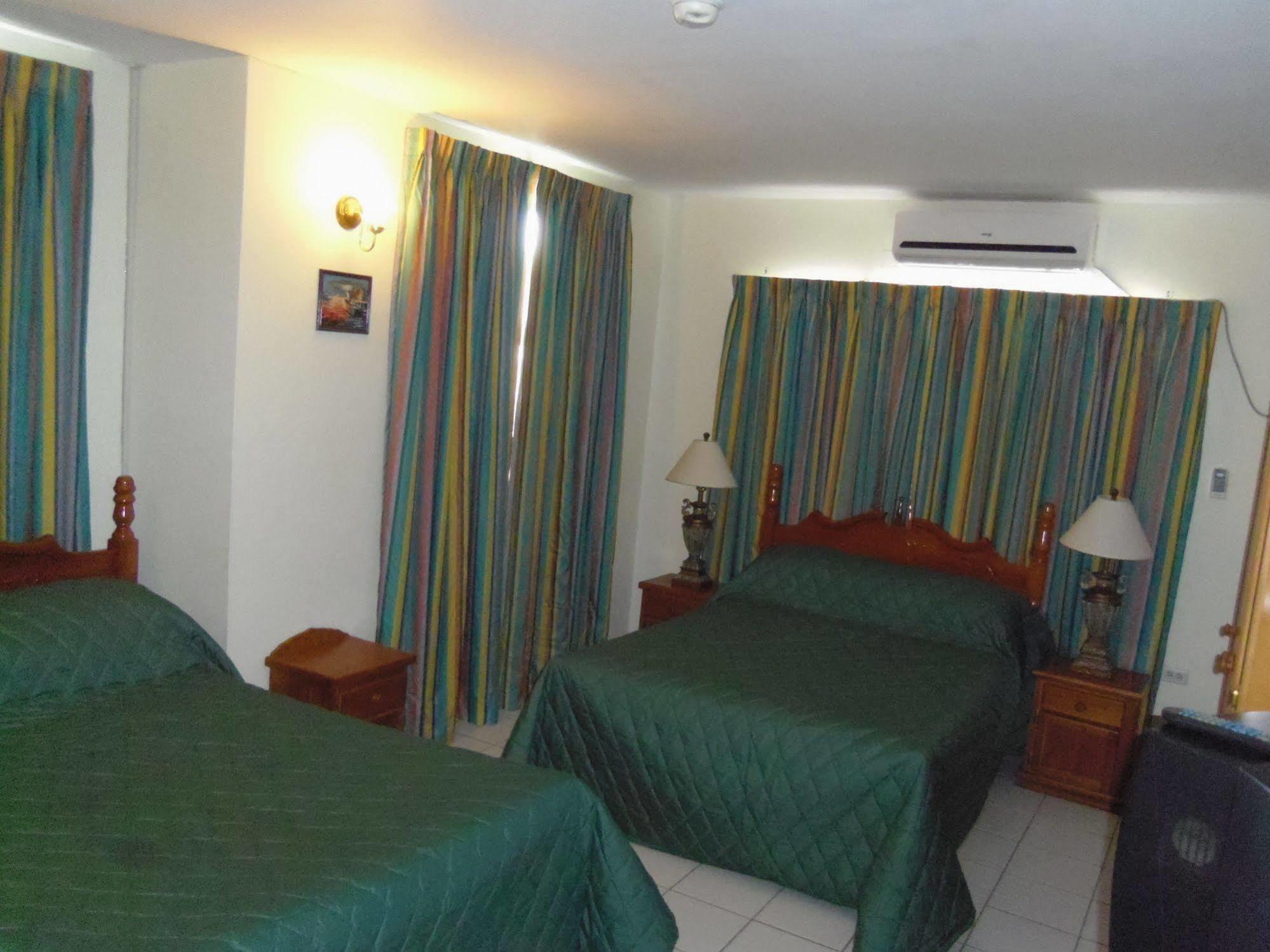 Airport Inn Piarco Eksteriør billede